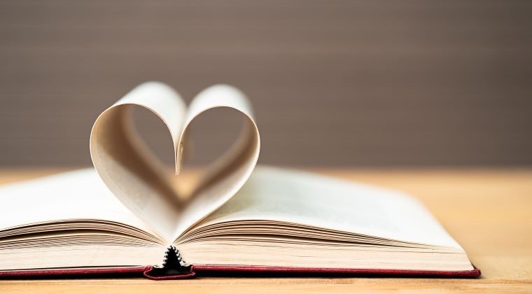 En uppslagen bok, med en sida formad till ett hjärta