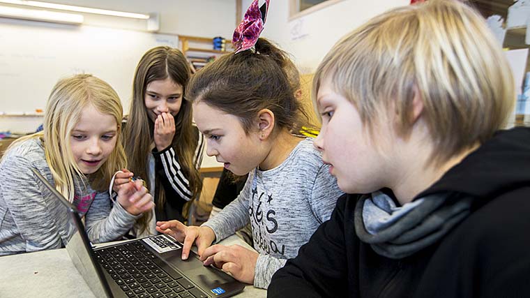 Barn använder dator i skolan