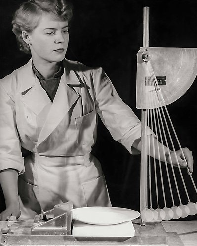 En kvinna arbetar med en tallrik i ett 50-tals-vinkel instrument.